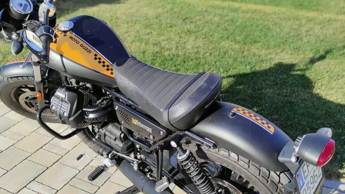 Moto Guzzi V9 Bobber (2016 - 18)  (6)