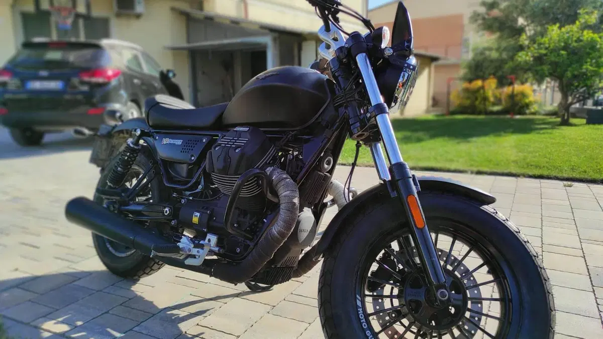 Moto Guzzi V9 Bobber (2016 - 18)  (7)