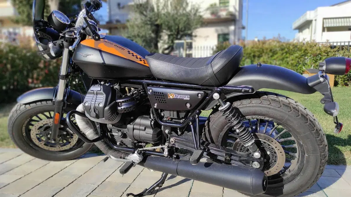 Moto Guzzi V9 Bobber (2016 - 18)  (8)