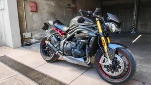 Triumph Speed Triple 1050 R ABS (2016 - 17)  (2)