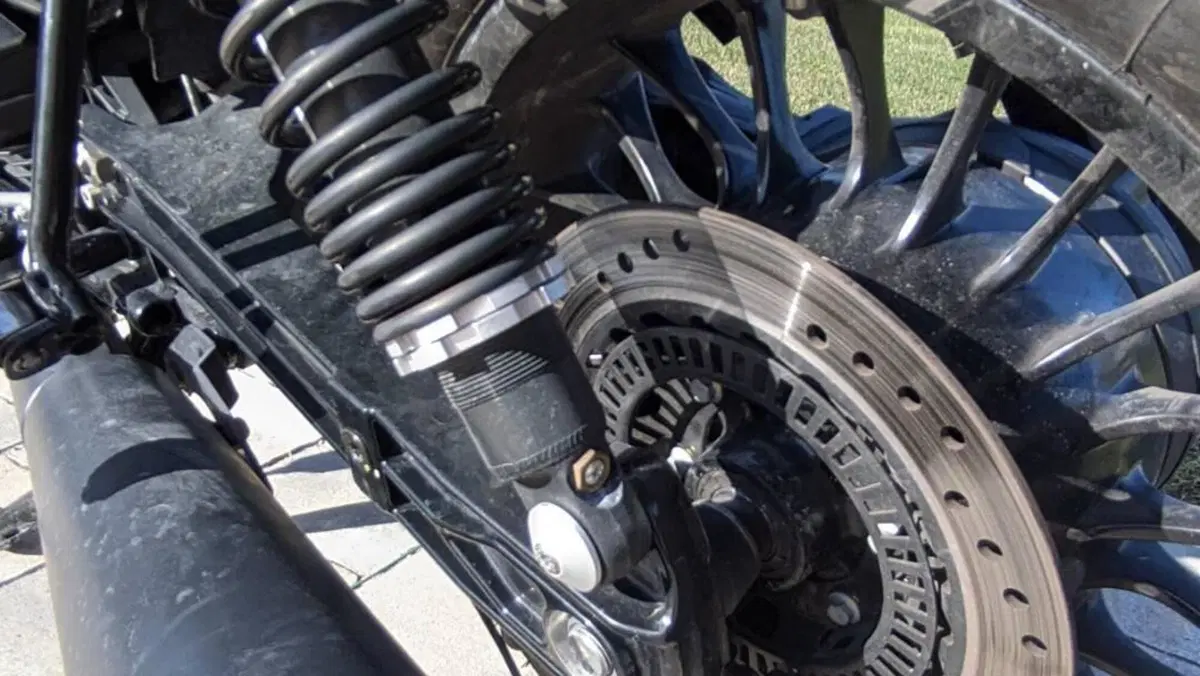 Moto Guzzi V9 Bobber (2016 - 18)  (9)