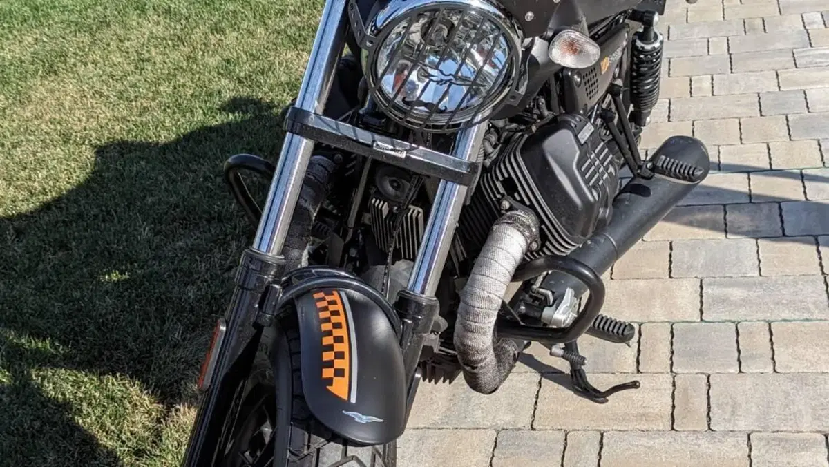 Moto Guzzi V9 Bobber (2016 - 18)  (10)