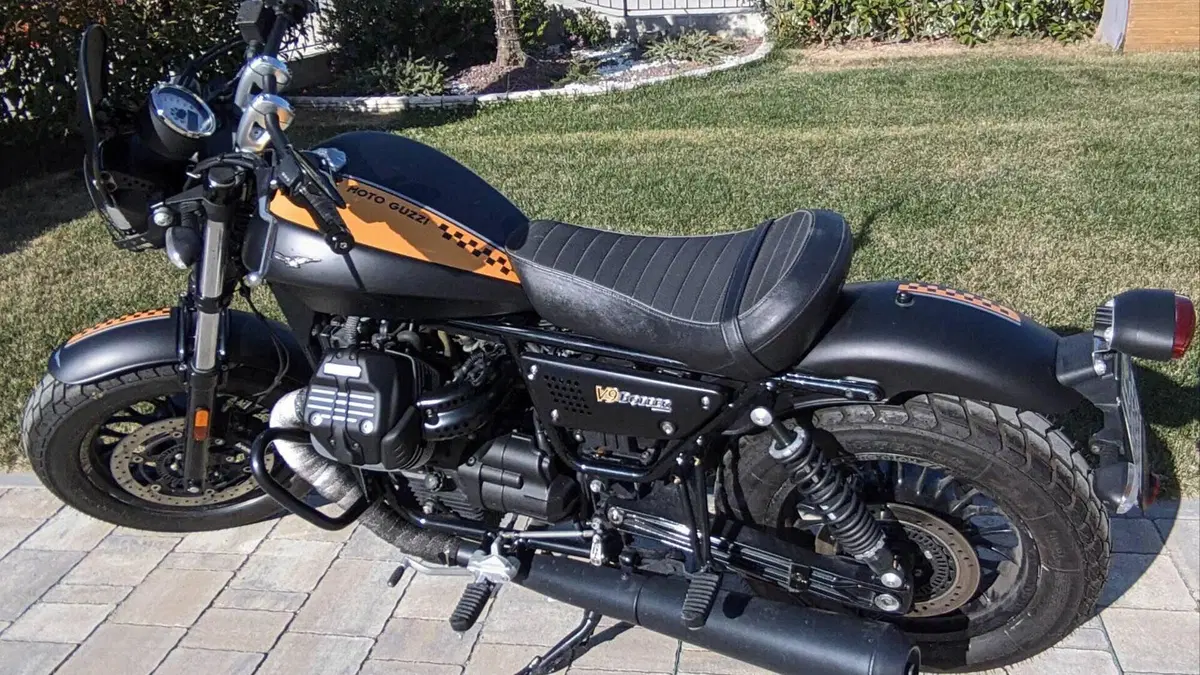 Moto Guzzi V9 Bobber (2016 - 18)  (11)