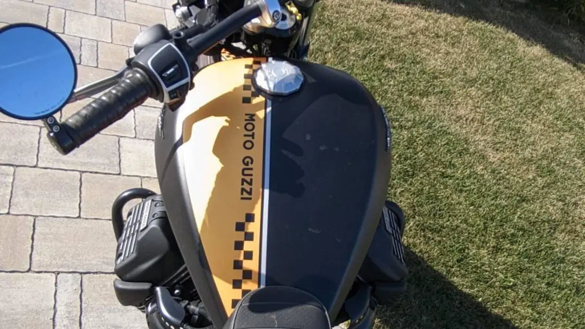 Moto Guzzi V9 Bobber (2016 - 18)  (12)