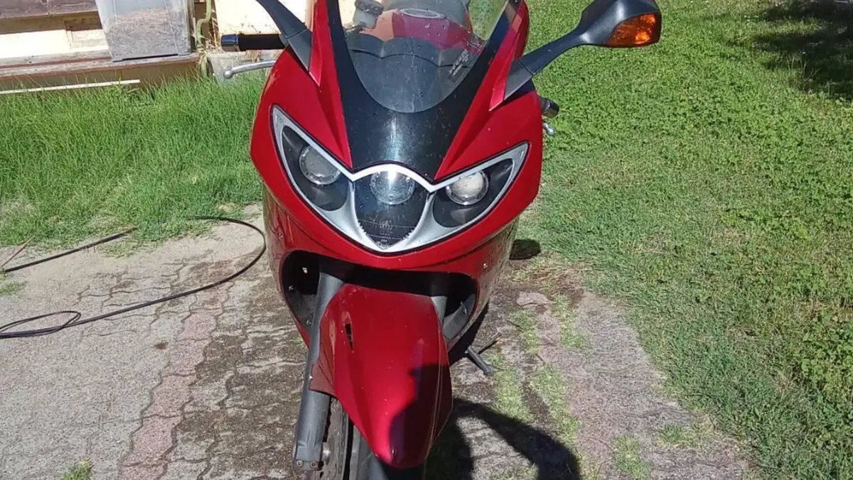 Triumph Sprint 1050 ST  (2)