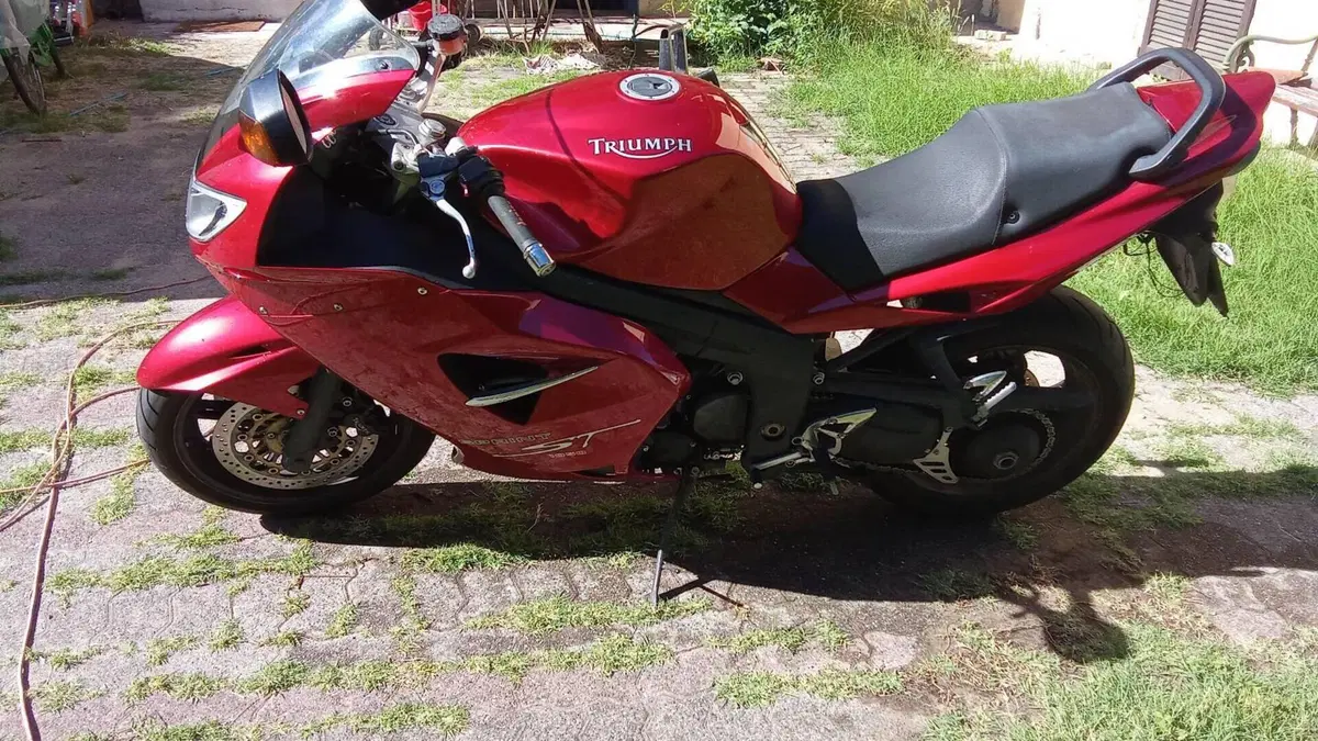Triumph Sprint 1050 ST  (3)