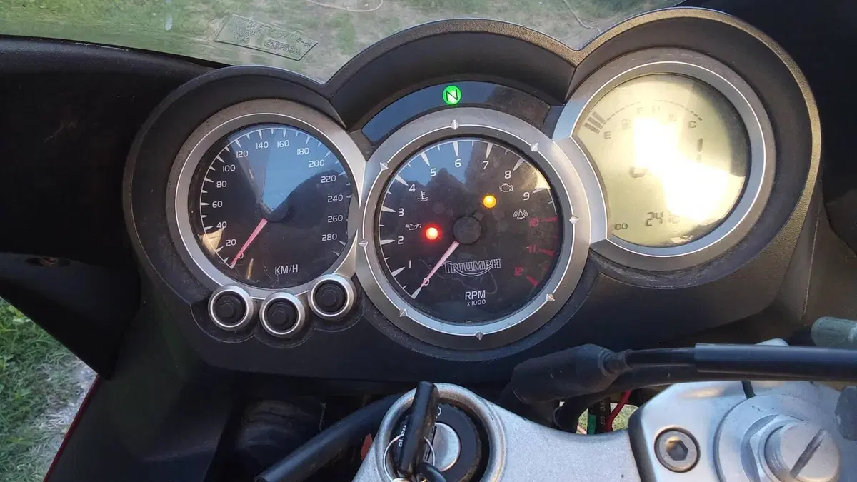Triumph Sprint 1050 ST  (4)