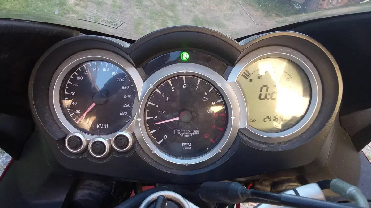 Triumph Sprint 1050 ST  (5)