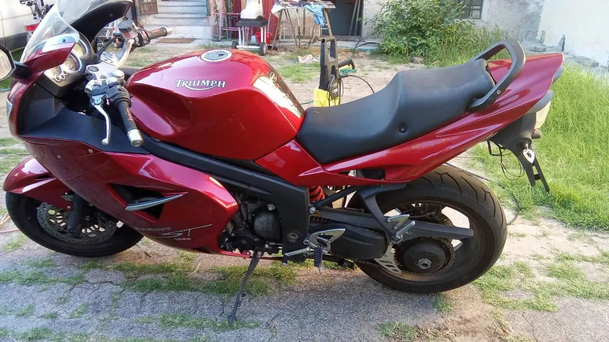 Triumph Sprint 1050 ST  (8)