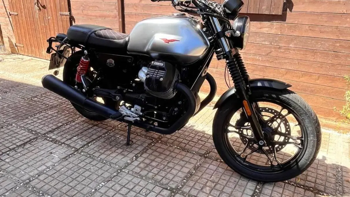 Moto Guzzi V7 III Stone S (2020)  (4)