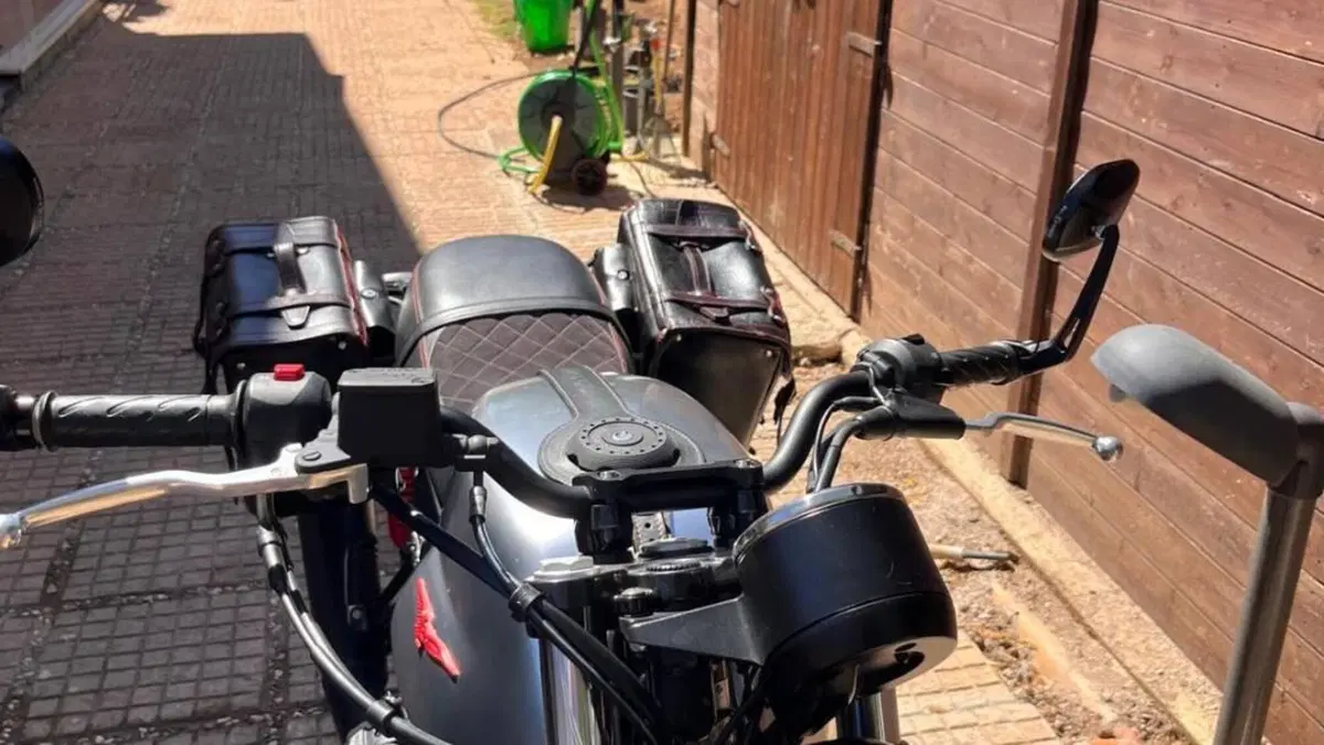 Moto Guzzi V7 III Stone S (2020)  (10)
