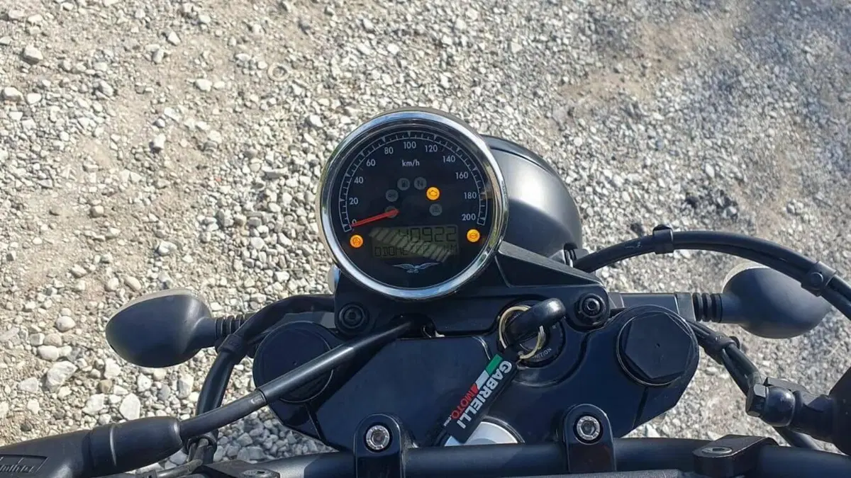 Moto Guzzi V7 III Rough (2018 - 20)  (4)