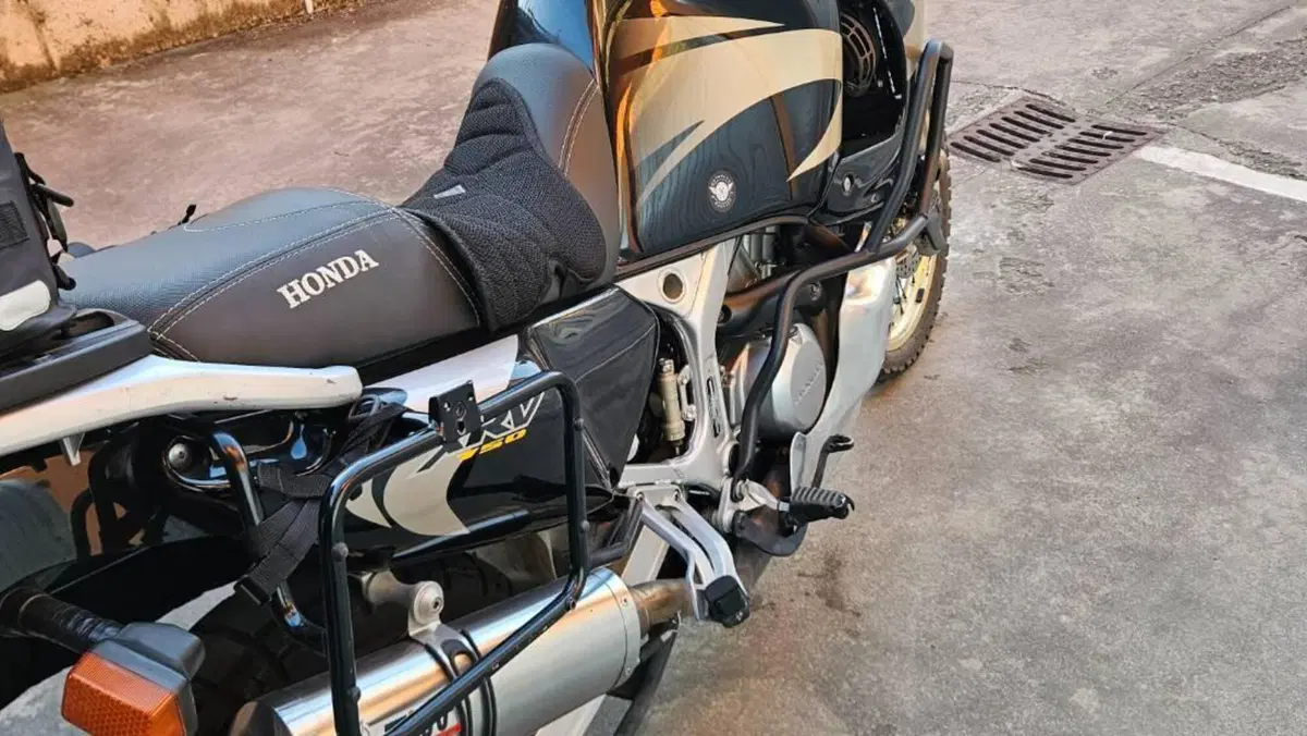 Honda Africa Twin XRV 750 (1996 - 02)  (7)