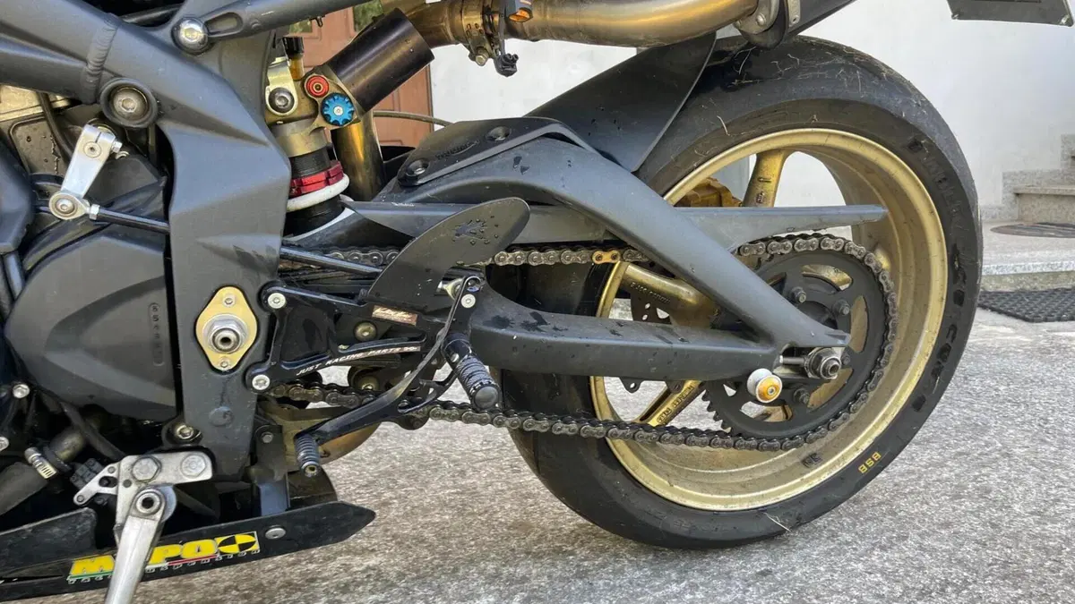Triumph Street Triple R (2009 - 12)  (4)