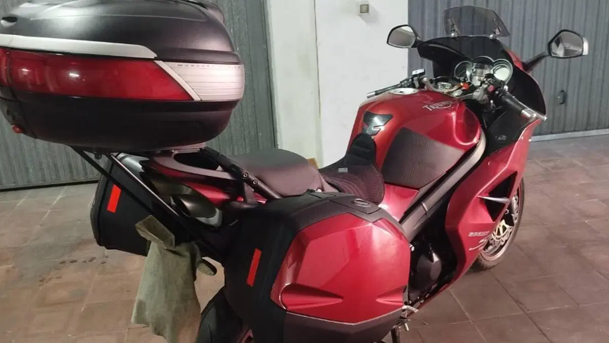Triumph Sprint 1050 ST  (2)