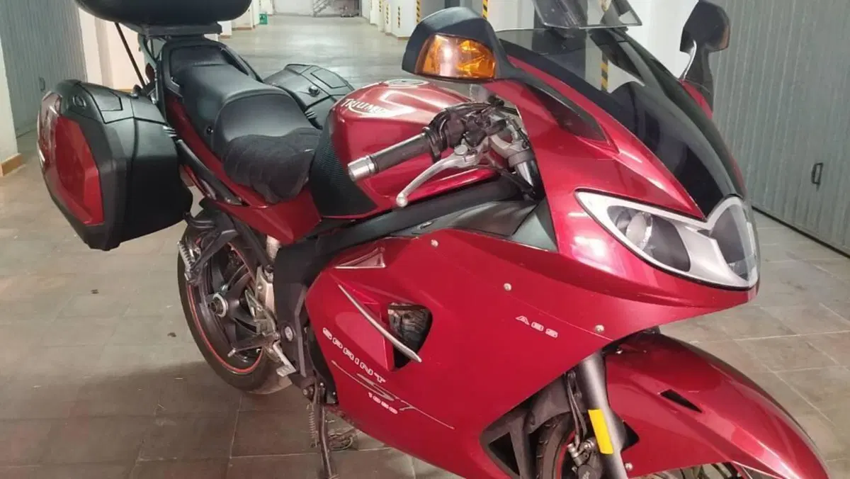 Triumph Sprint 1050 ST  (4)