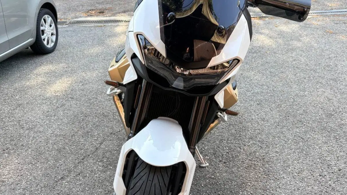Moto Guzzi V100 Mandello (2022 - 24) 