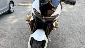 Moto Guzzi V100 Mandello (2022 - 24) 