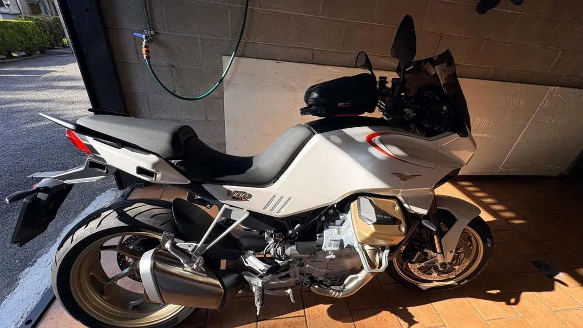 Moto Guzzi V100 Mandello (2022 - 24)  (2)