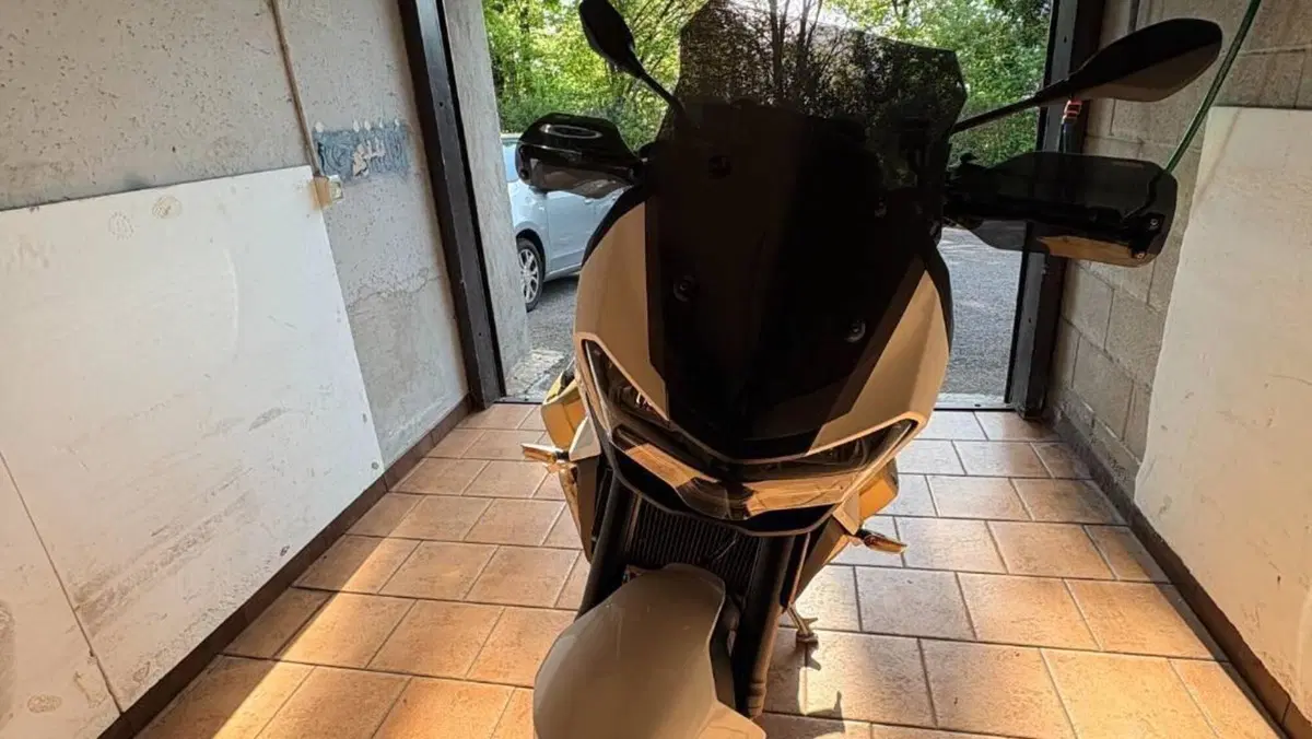 Moto Guzzi V100 Mandello (2022 - 24)  (3)