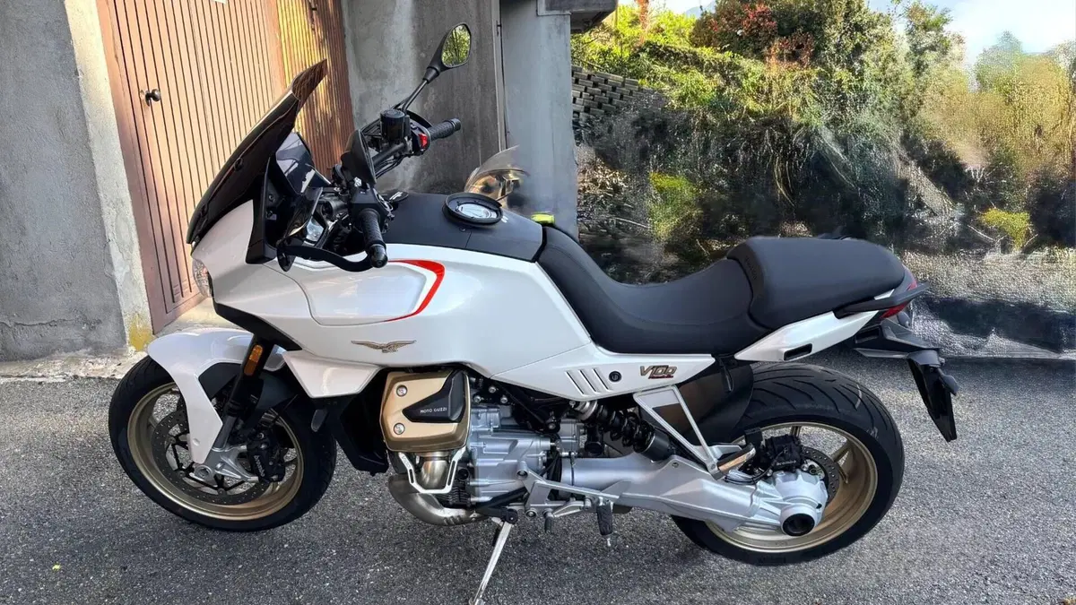 Moto Guzzi V100 Mandello (2022 - 24)  (5)