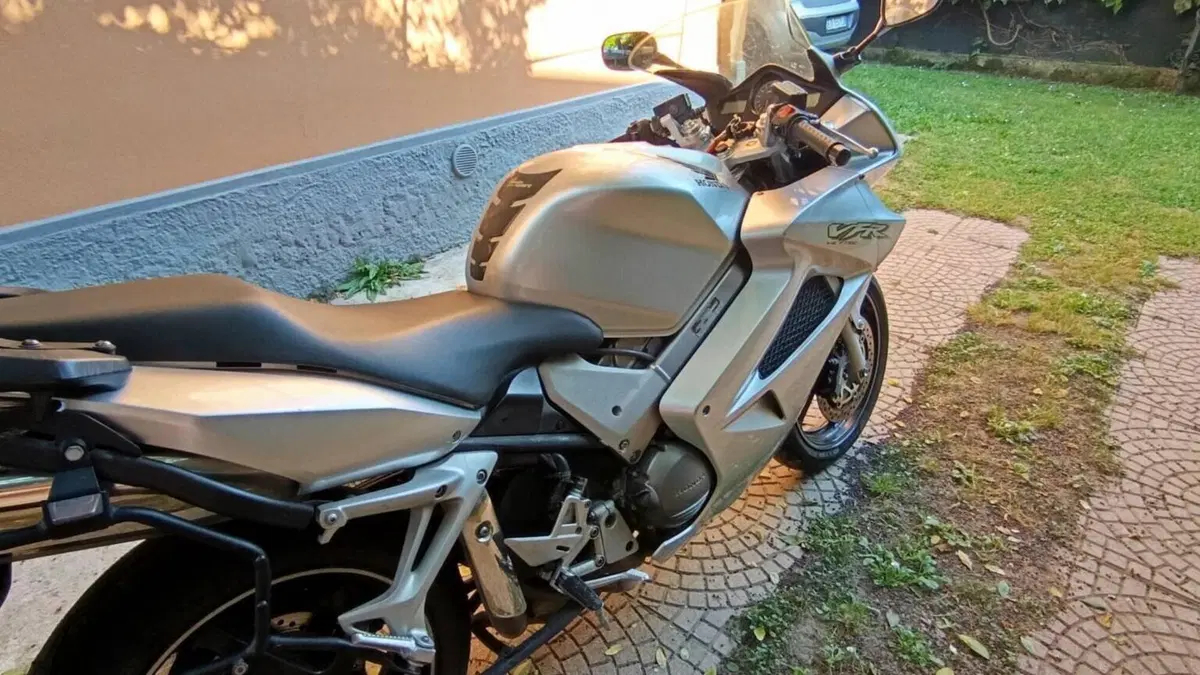 Honda VFR 800 (2002 - 05) 