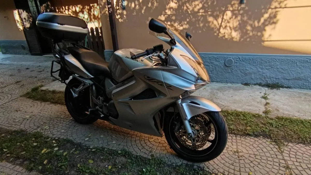 Honda VFR 800 (2002 - 05)  (2)