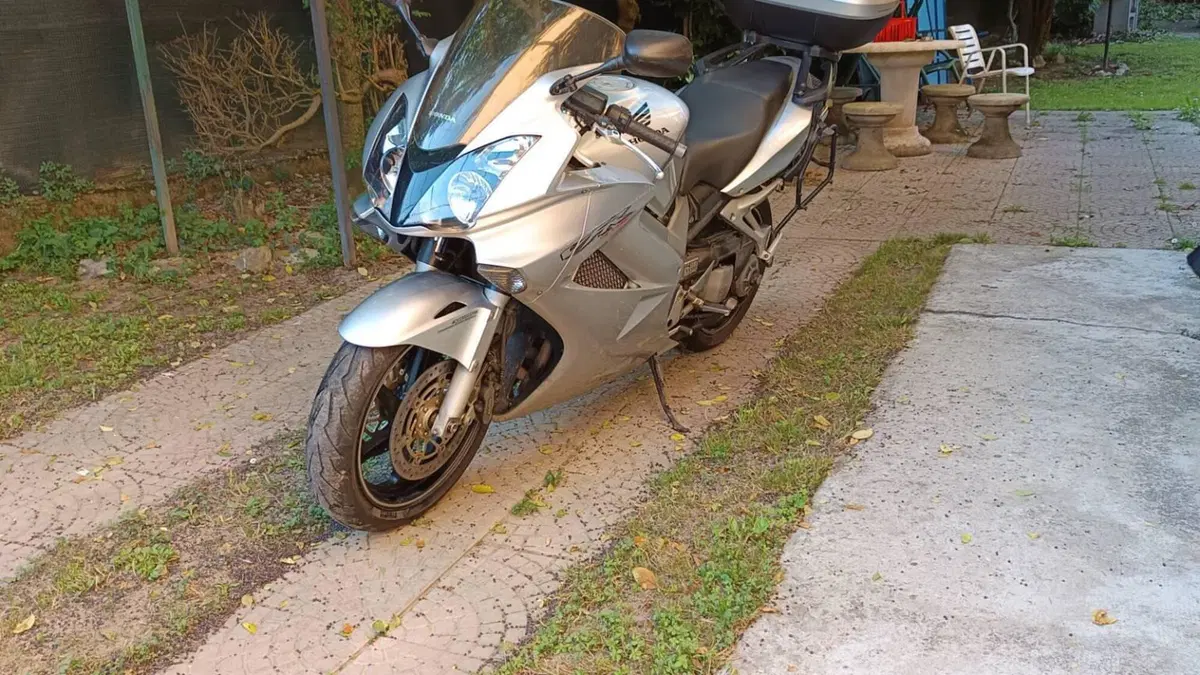 Honda VFR 800 (2002 - 05)  (3)