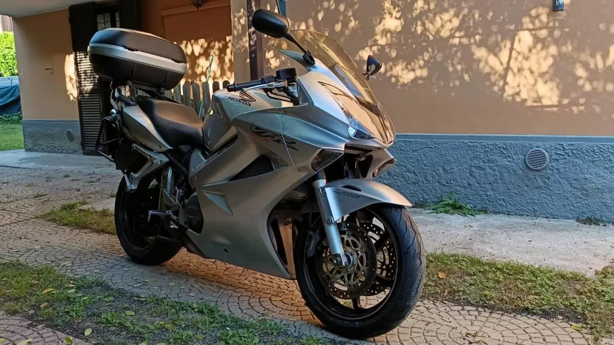 Honda VFR 800 (2002 - 05)  (4)