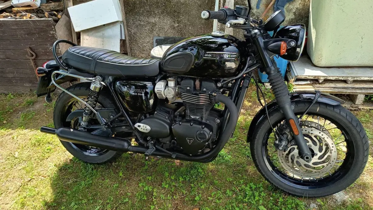Triumph Bonneville T120 Black (2021 - 25)  (3)