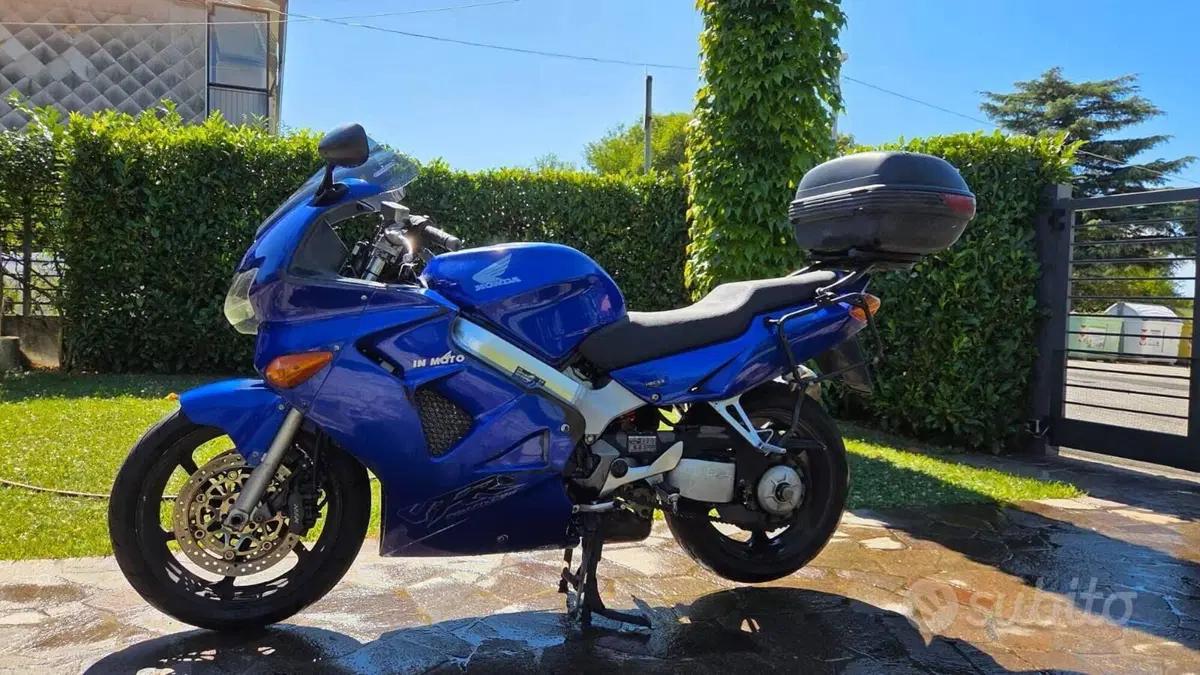 Honda VFR 800 (1998 - 01)  (2)
