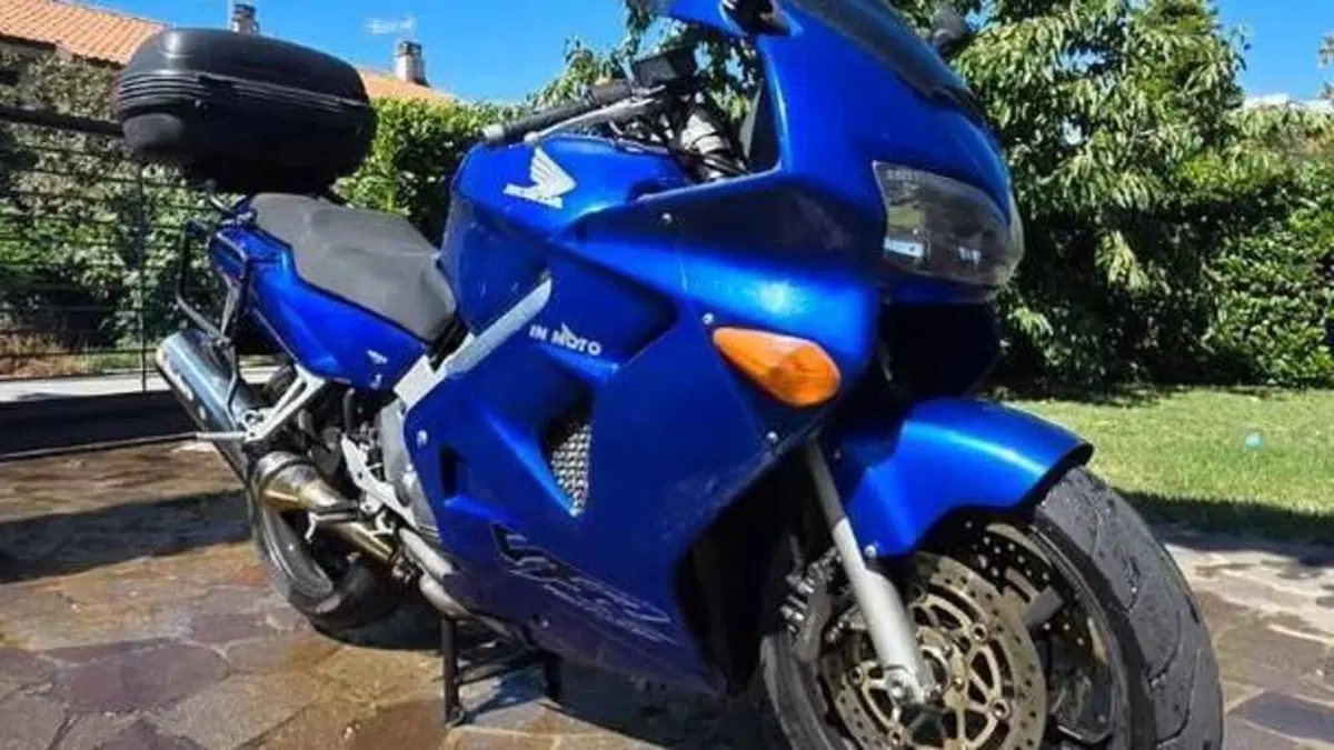 Honda VFR 800 (1998 - 01)  (3)