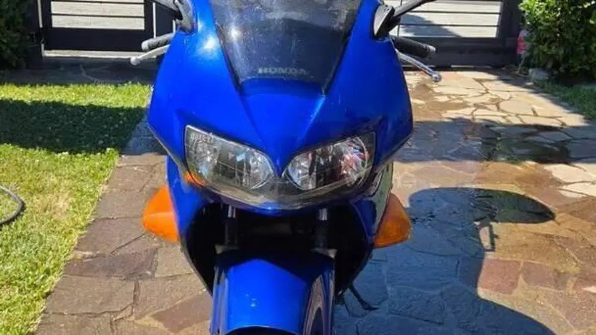 Honda VFR 800 (1998 - 01)  (4)