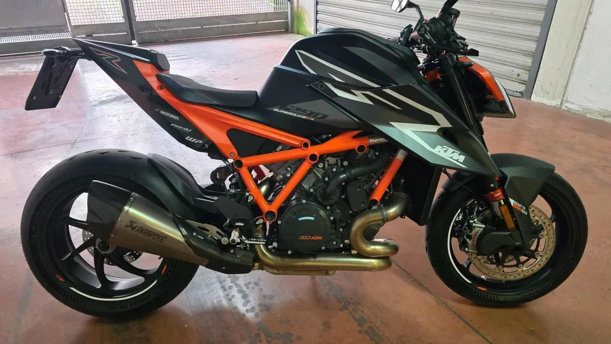 KTM 1290 Super Duke RR (2023)  (6)