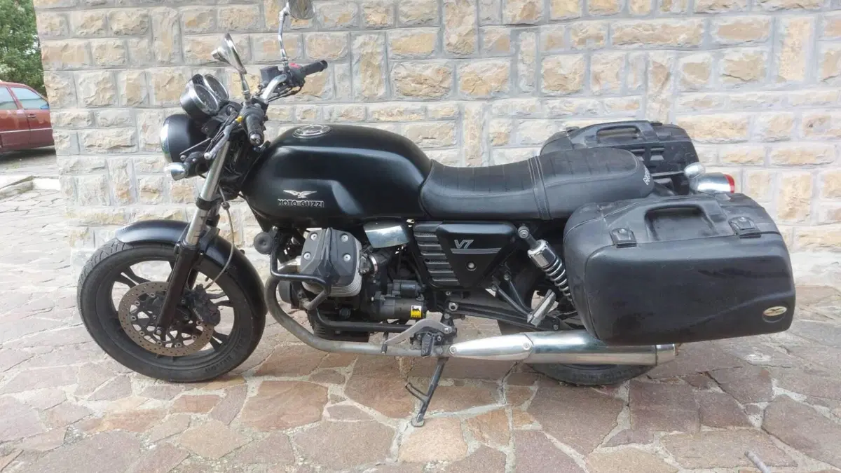 Moto Guzzi V7 Stone (2012 - 15) 