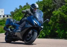 SYM TTLBT: la moto da viaggio che si finge scooter (o forse il contrario) [VIDEO]