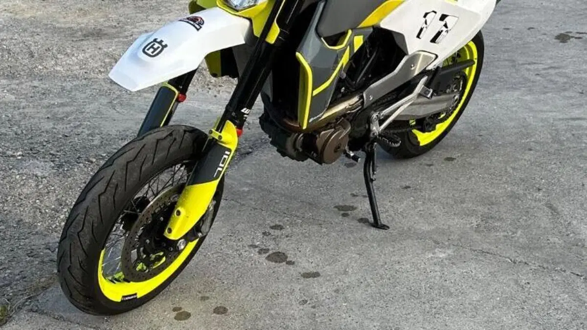 Husqvarna 701 Supermoto (2022)  (2)