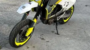 Husqvarna 701 Supermoto (2022)  (2)