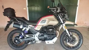 Moto Guzzi V85 TT Travel (2021 - 23)  (2)