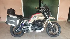Moto Guzzi V85 TT Travel (2021 - 23)  (3)
