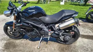 Triumph Speed Triple 1050 (2011 - 13)  (2)