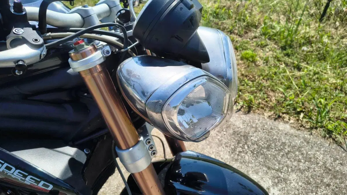 Triumph Speed Triple 1050 (2011 - 13)  (5)