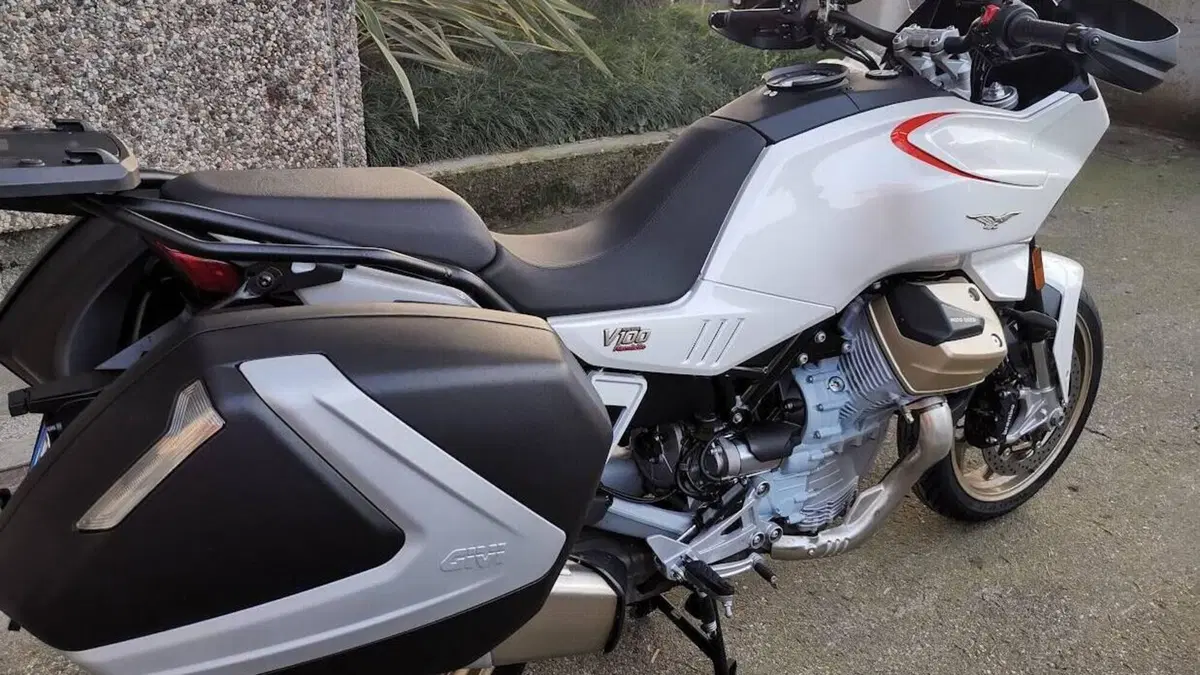 Moto Guzzi V100 Mandello (2022 - 24)  (3)