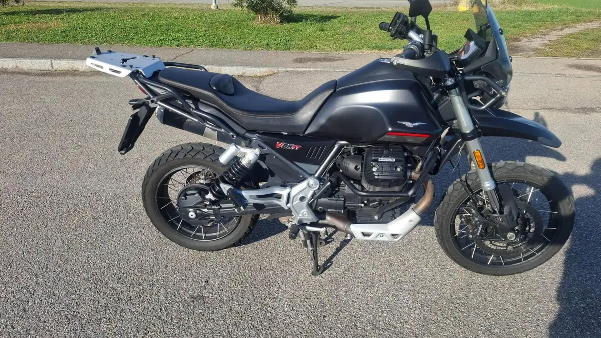 Moto Guzzi V85 TT (2021 - 23)  (2)