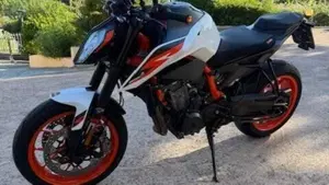 KTM 890 Duke R (2021) 
