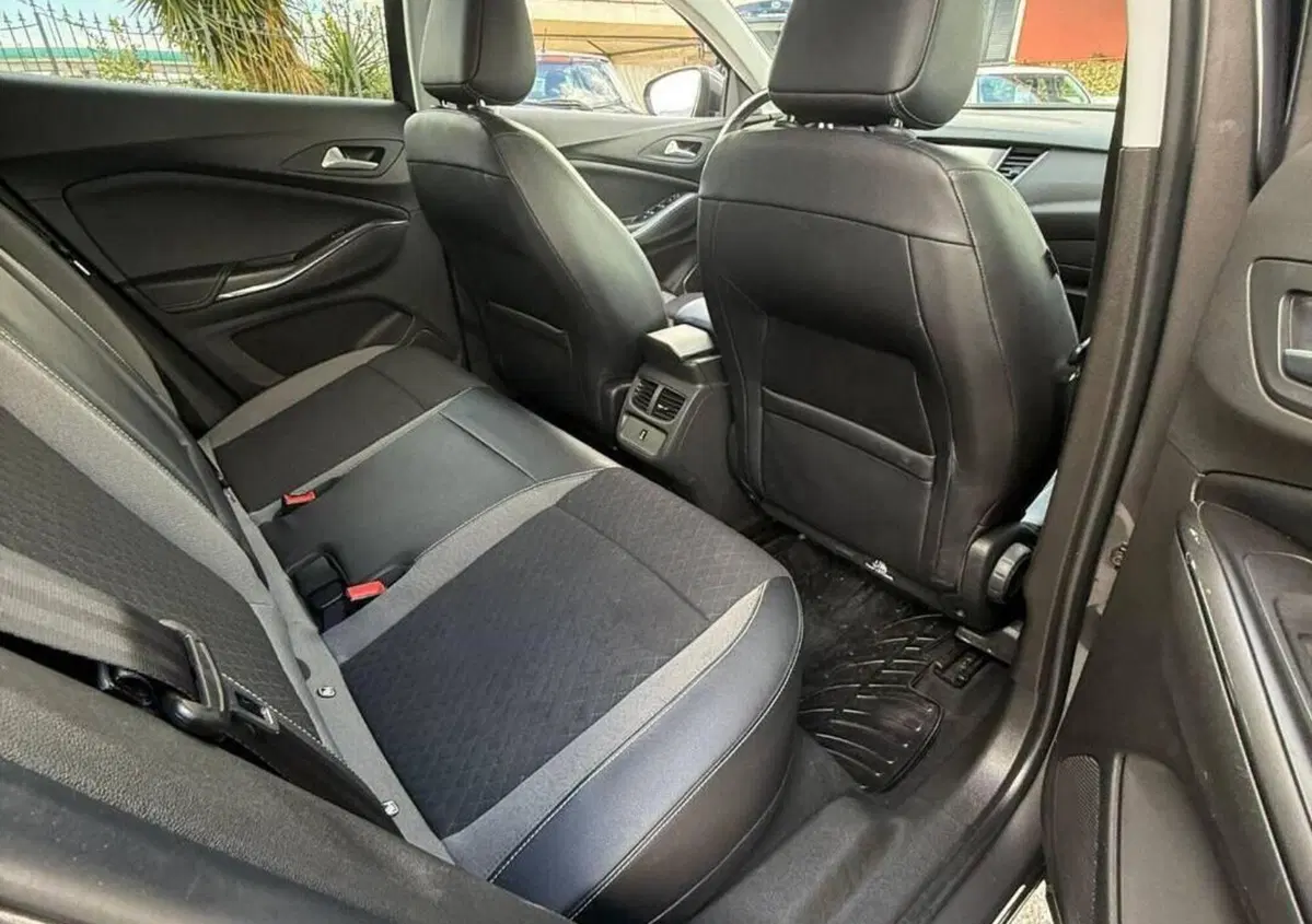 Opel Grandland X 1.6 Hybrid Plug-in aut. AWD Elegance (6)
