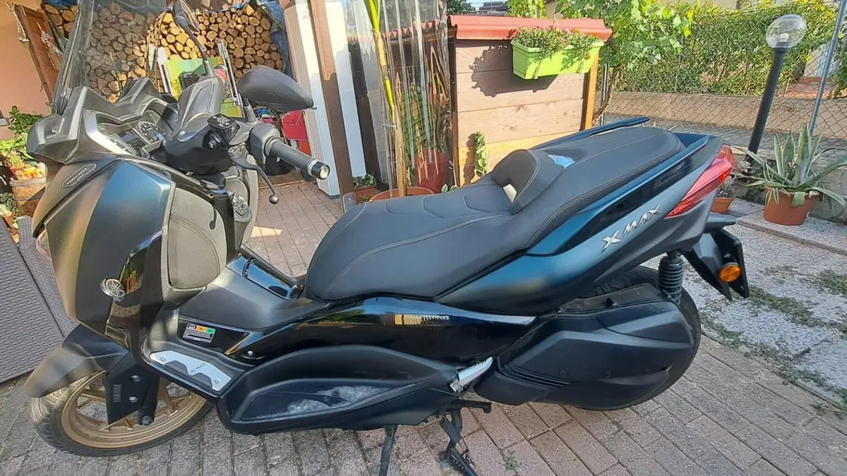 Yamaha X-Max 300 Tech Max (2021 - 24)  (2)