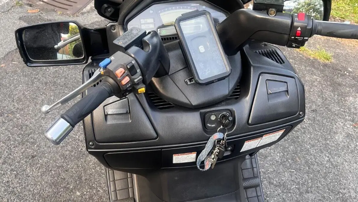 Suzuki Burgman AN 650 Executive ABS (2006 - 12)  (2)