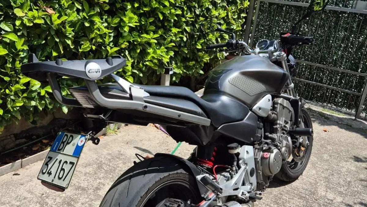 Honda Hornet 900  (2)