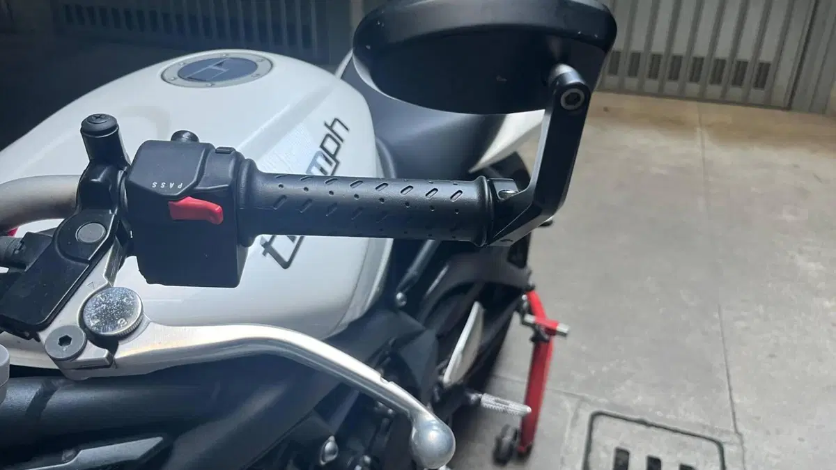 Triumph Street Triple (2007 - 12)  (7)